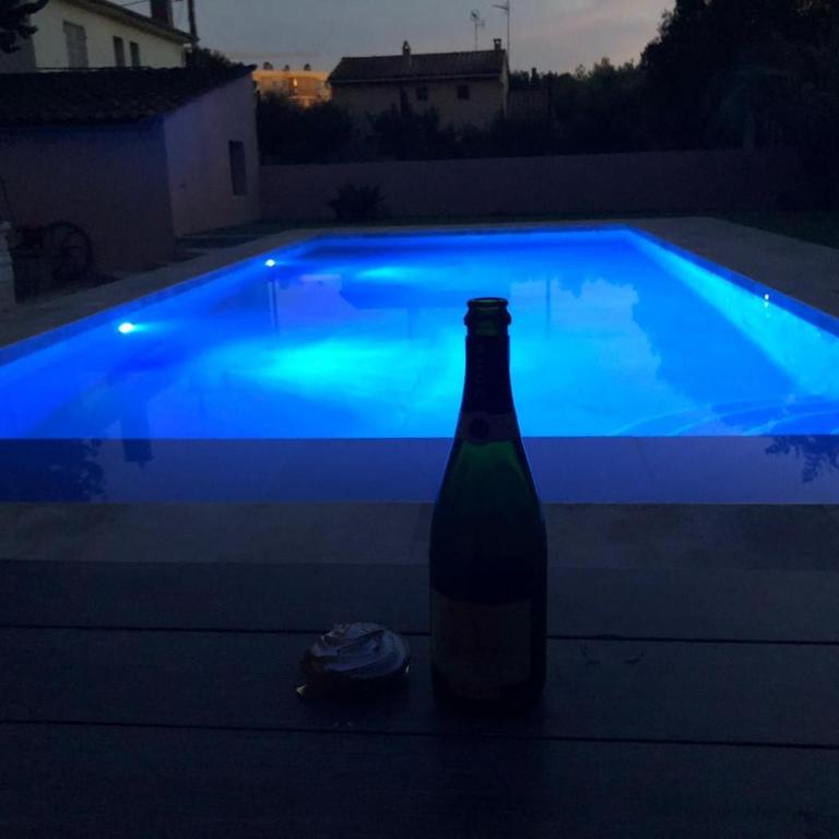 Très bel appartement deux chambre situé en haut de villa, piscine et jardin privatifs, 2 places de parking - Appartement 2 Chambres - 33