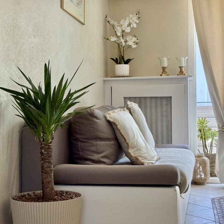Très bel appartement deux chambre situé en haut de villa, piscine et jardin privatifs, 2 places de parking - Appartement 2 Chambres - 9
