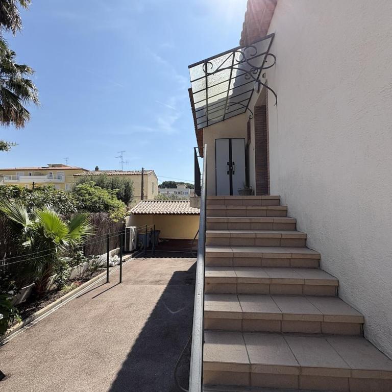 Très bel appartement deux chambre situé en haut de villa, piscine et jardin privatifs, 2 places de parking - Appartement 2 Chambres - 34