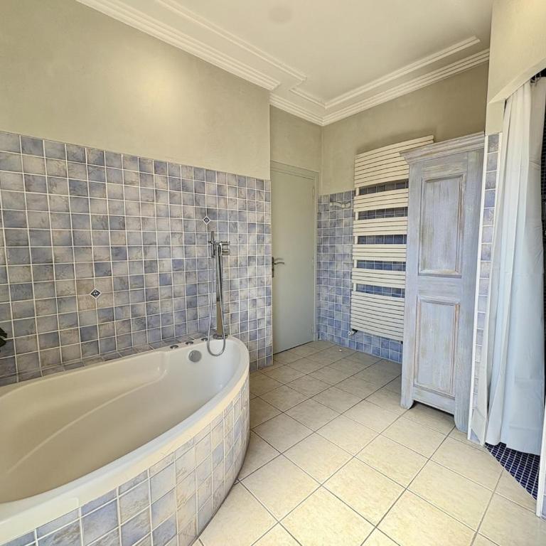 Très bel appartement deux chambre situé en haut de villa, piscine et jardin privatifs, 2 places de parking - Appartement 2 Chambres - 25