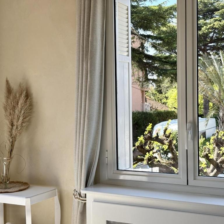 Très bel appartement deux chambre situé en haut de villa, piscine et jardin privatifs, 2 places de parking - Appartement 2 Chambres - 22