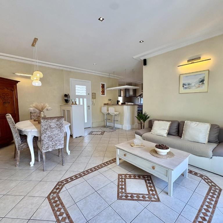 Très bel appartement deux chambre situé en haut de villa, piscine et jardin privatifs, 2 places de parking - Appartement 2 Chambres - 4