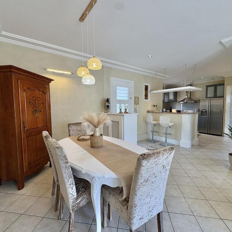 Très bel appartement deux chambre situé en haut de villa, piscine et jardin privatifs, 2 places de parking - Appartement 2 Chambres - 5