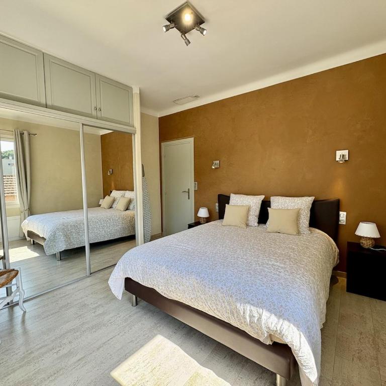 Très bel appartement deux chambre situé en haut de villa, piscine et jardin privatifs, 2 places de parking - Appartement 2 Chambres - 21
