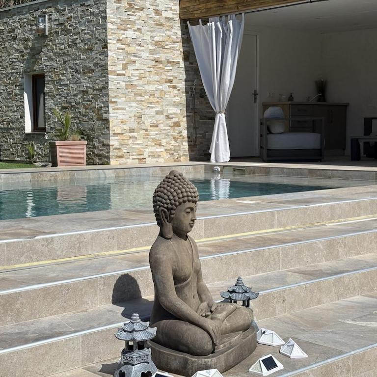 Très bel appartement deux chambre situé en haut de villa, piscine et jardin privatifs, 2 places de parking - Appartement 2 Chambres - 35