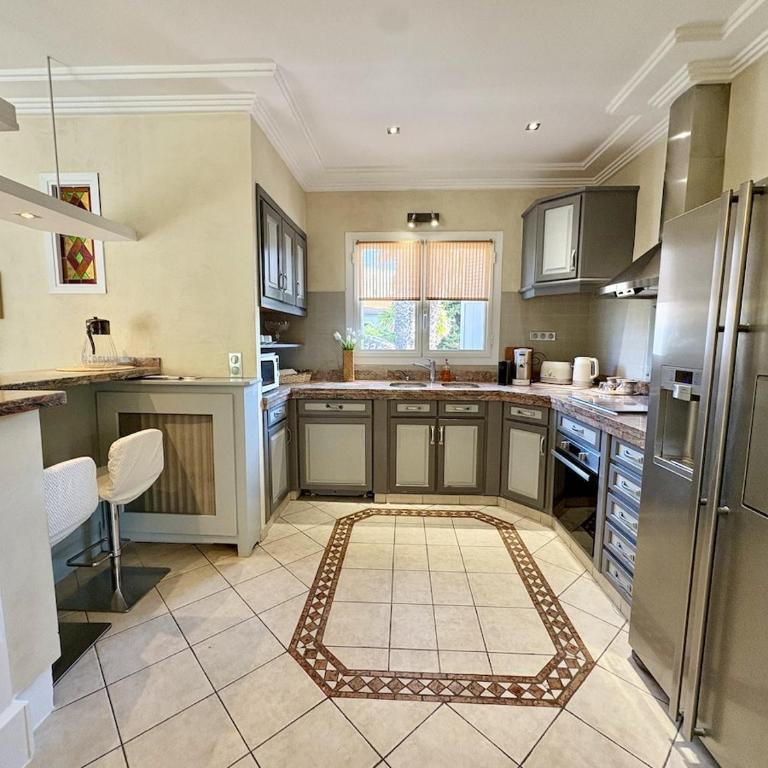Très bel appartement deux chambre situé en haut de villa, piscine et jardin privatifs, 2 places de parking - Appartement 2 Chambres - 14