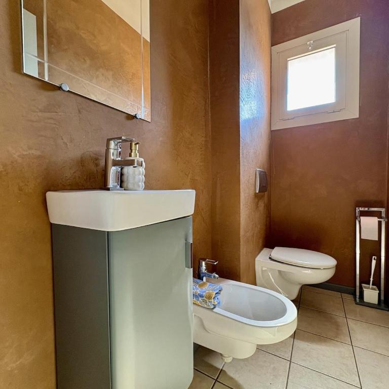 Très bel appartement deux chambre situé en haut de villa, piscine et jardin privatifs, 2 places de parking - Appartement 2 Chambres - 26
