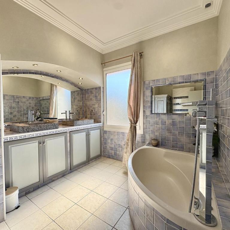 Très bel appartement deux chambre situé en haut de villa, piscine et jardin privatifs, 2 places de parking - Appartement 2 Chambres - 23