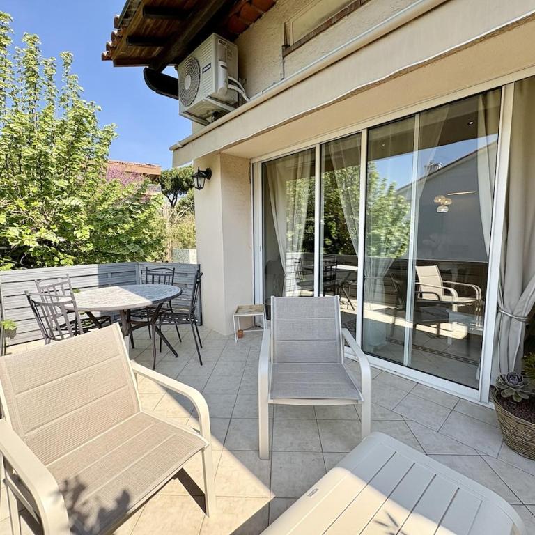 Très bel appartement deux chambre situé en haut de villa, piscine et jardin privatifs, 2 places de parking - Appartement 2 Chambres - 12