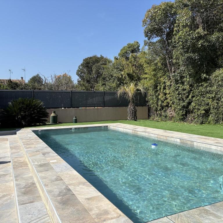 Très bel appartement deux chambre situé en haut de villa, piscine et jardin privatifs, 2 places de parking - Appartement 2 Chambres - 29