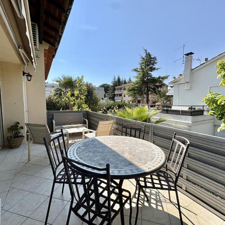Très bel appartement deux chambre situé en haut de villa, piscine et jardin privatifs, 2 places de parking - Appartement 2 Chambres - 10