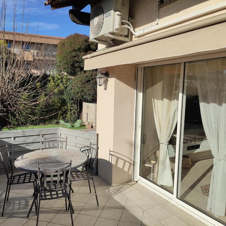 Très bel appartement deux chambre situé en haut de villa, piscine et jardin privatifs, 2 places de parking - Appartement 2 Chambres - 11
