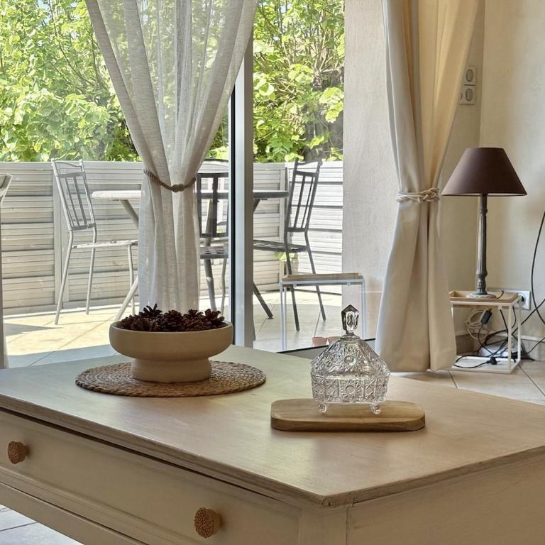 Très bel appartement deux chambre situé en haut de villa, piscine et jardin privatifs, 2 places de parking - Appartement 2 Chambres - 8