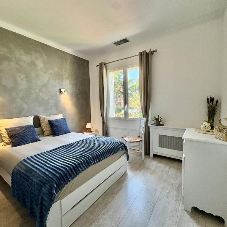 Très bel appartement deux chambre situé en haut de villa, piscine et jardin privatifs, 2 places de parking - Appartement 2 Chambres - 16