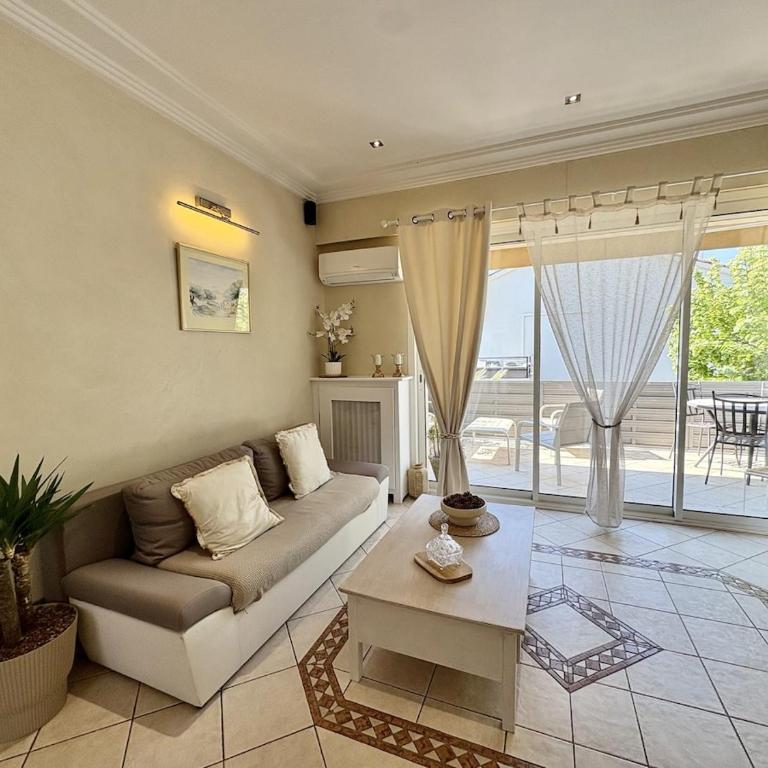 Très bel appartement deux chambre situé en haut de villa, piscine et jardin privatifs, 2 places de parking - Appartement 2 Chambres - 7