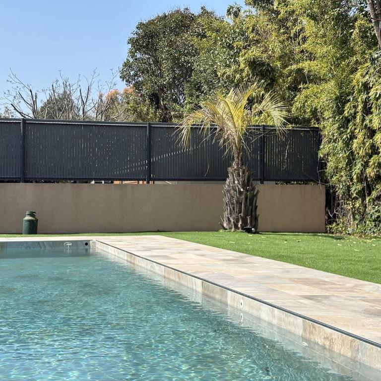 Très bel appartement deux chambre situé en haut de villa, piscine et jardin privatifs, 2 places de parking - Appartement 2 Chambres - 30