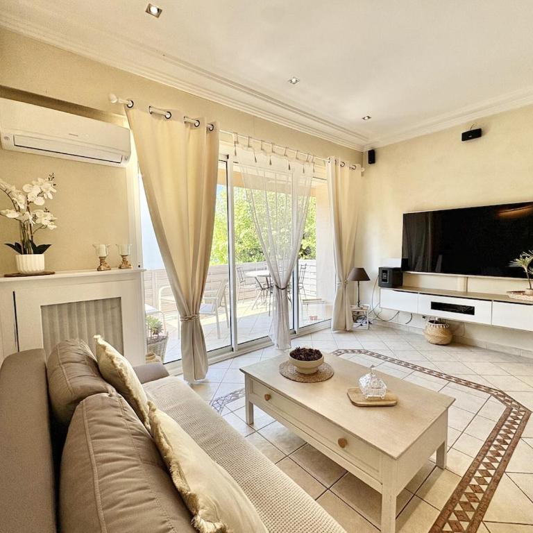 Très bel appartement deux chambre situé en haut de villa, piscine et jardin privatifs, 2 places de parking - Appartement 2 Chambres - 6