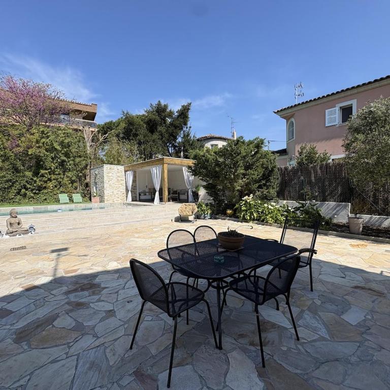 Très bel appartement deux chambre situé en haut de villa, piscine et jardin privatifs, 2 places de parking - Appartement 2 Chambres - 38