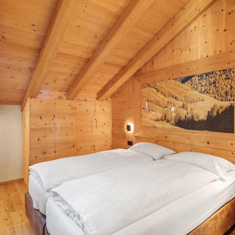 Livigno Wooden House - Two-Bedroom Deluxe Apartment with Garden View - 9