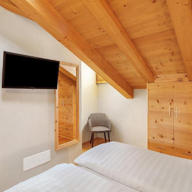 Livigno Wooden House - Two-Bedroom Deluxe Apartment with Garden View - 10