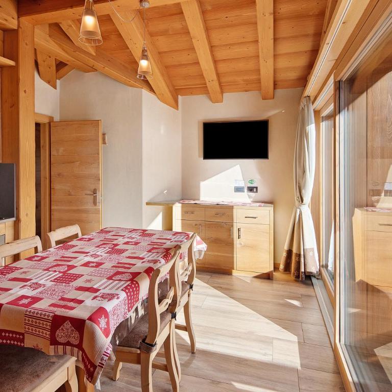 Livigno Wooden House - Two-Bedroom Deluxe Apartment with Garden View - 8