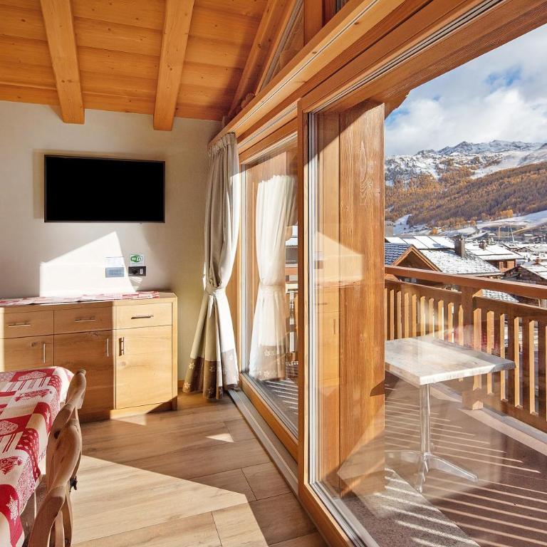 Livigno Wooden House - Two-Bedroom Deluxe Apartment with Garden View - 4