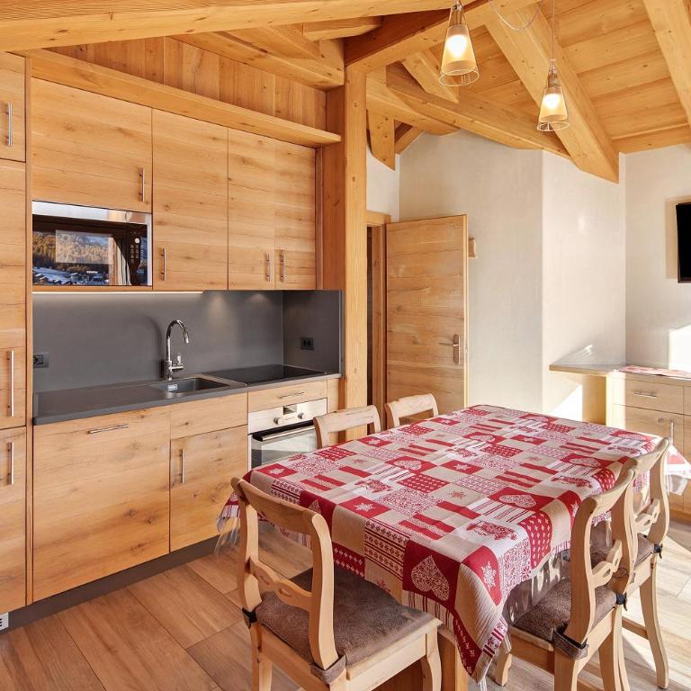 Livigno Wooden House - Two-Bedroom Deluxe Apartment with Garden View - 7