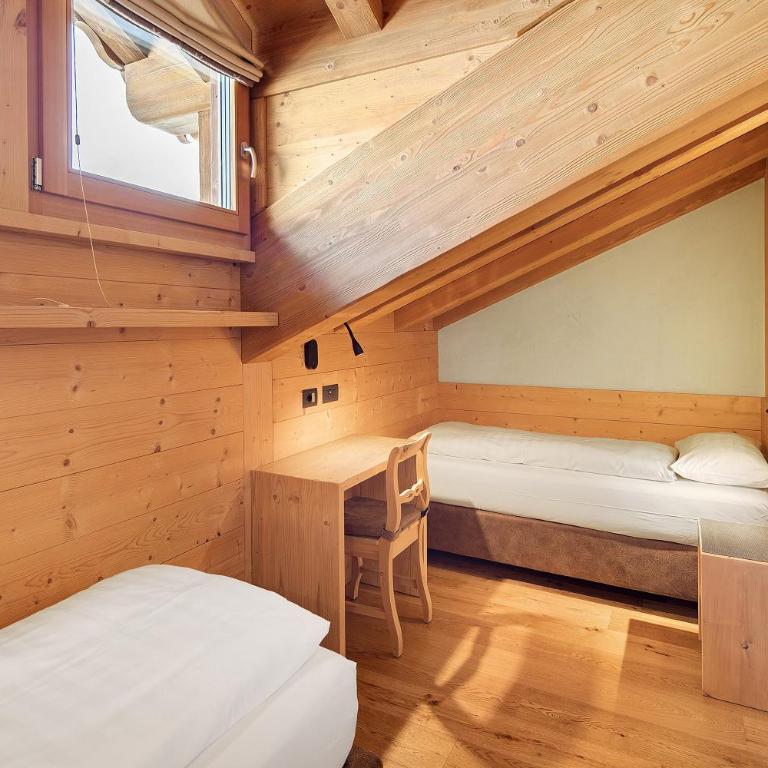 Livigno Wooden House - Two-Bedroom Deluxe Apartment with Garden View - 14