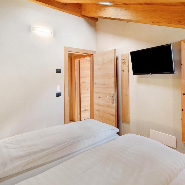 Livigno Wooden House - Two-Bedroom Deluxe Apartment with Garden View - 12