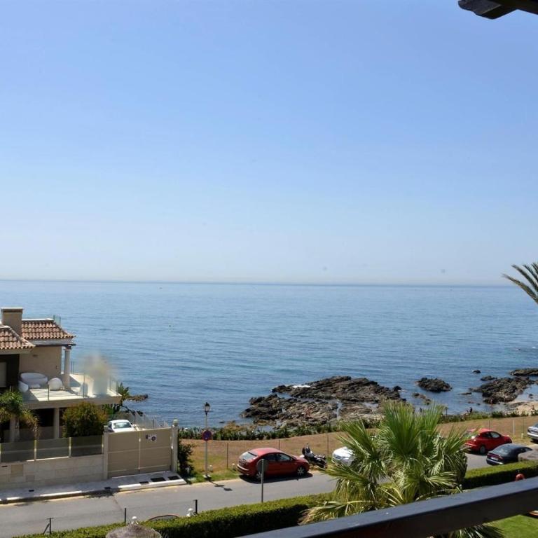 Beachside penthouse Cala de Mijas - Three-Bedroom Apartment with Water View - 4