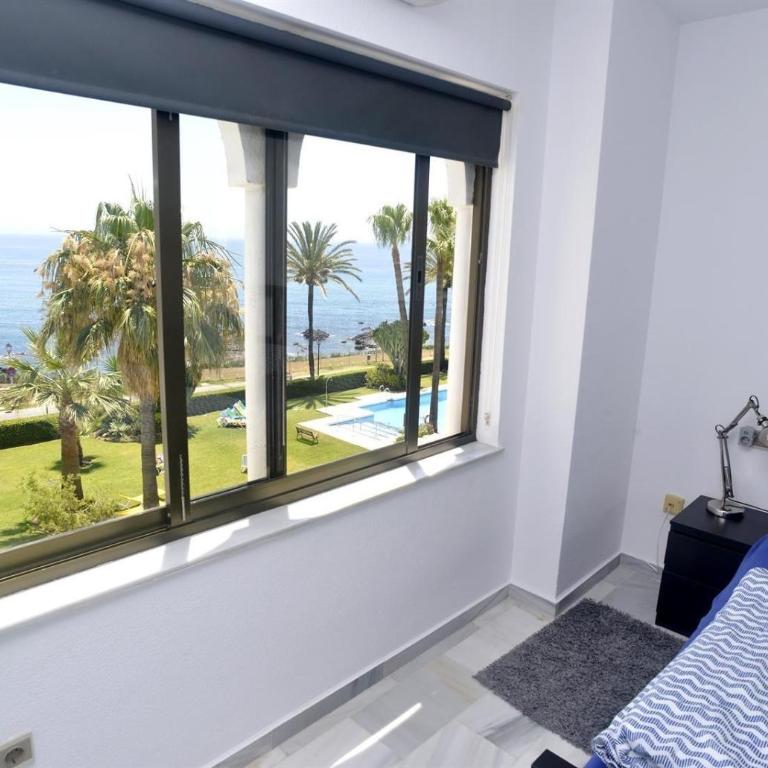 Beachside penthouse Cala de Mijas - Three-Bedroom Apartment with Water View - 14