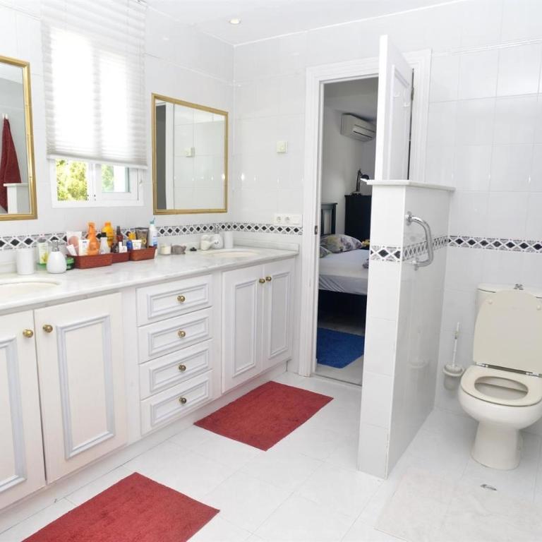 Beachside penthouse Cala de Mijas - Three-Bedroom Apartment with Water View - 20
