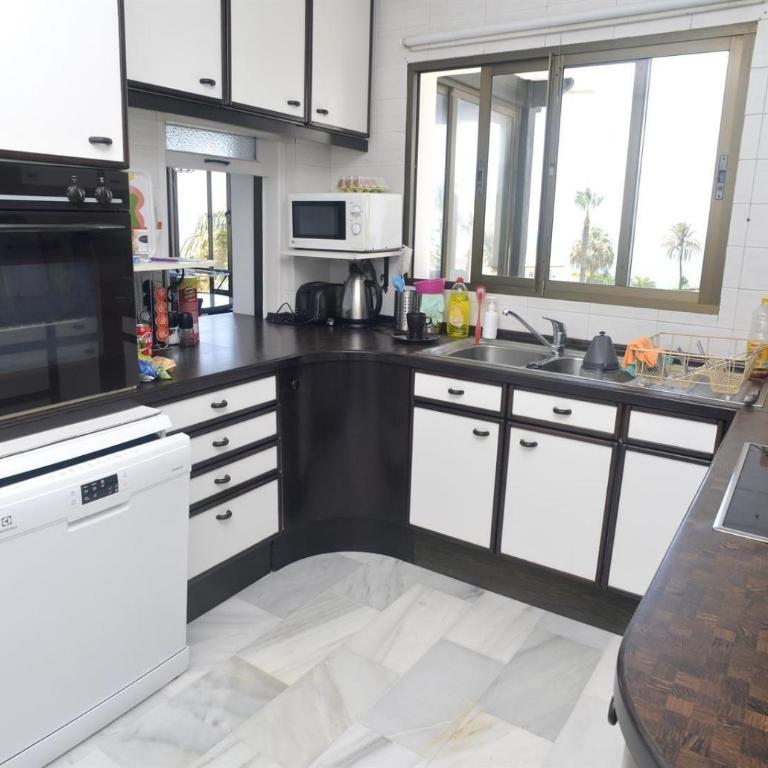 Beachside penthouse Cala de Mijas - Three-Bedroom Apartment with Water View - 12