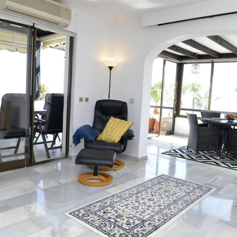 Beachside penthouse Cala de Mijas - Three-Bedroom Apartment with Water View - 9