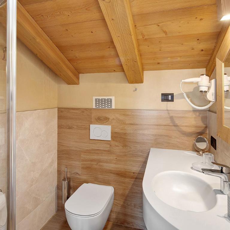 Livigno Wooden House - Three-Bedroom Premium Apartment with Balcony - 31