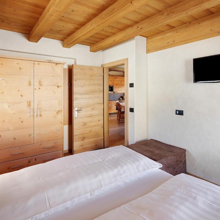 Livigno Wooden House - Three-Bedroom Premium Apartment with Balcony - 11