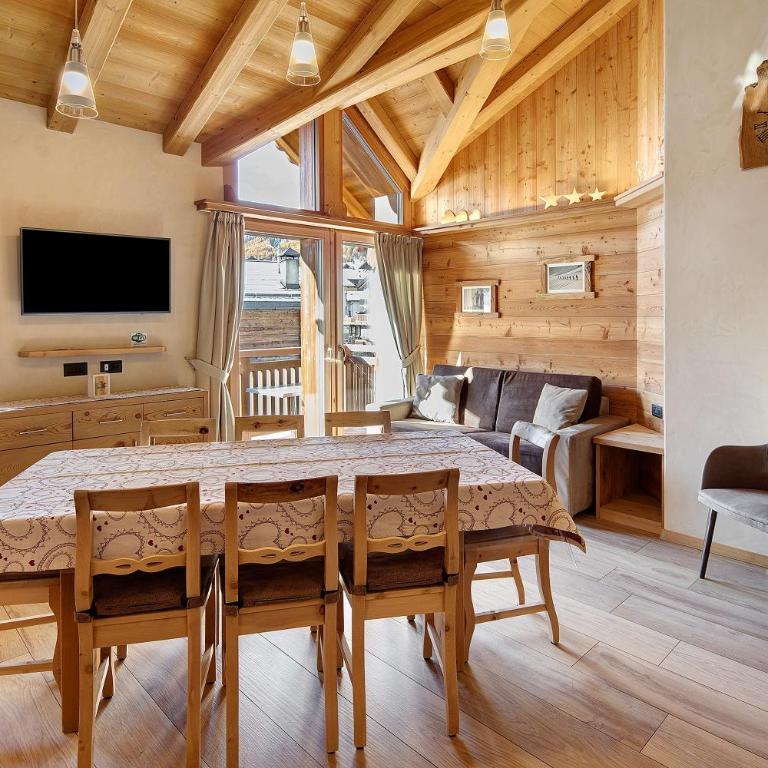 Livigno Wooden House - Three-Bedroom Premium Apartment with Balcony - 1