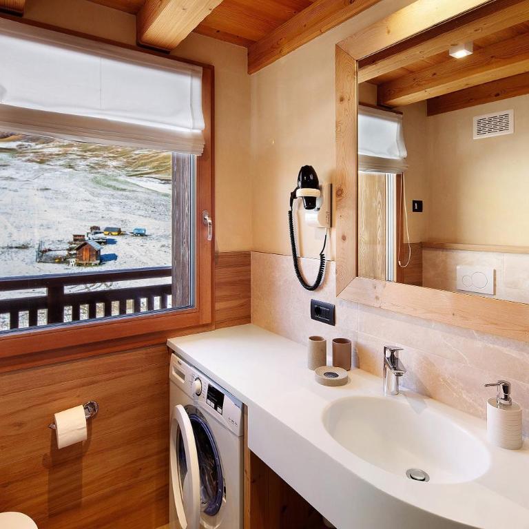 Livigno Wooden House - Three-Bedroom Premium Apartment with Balcony - 12