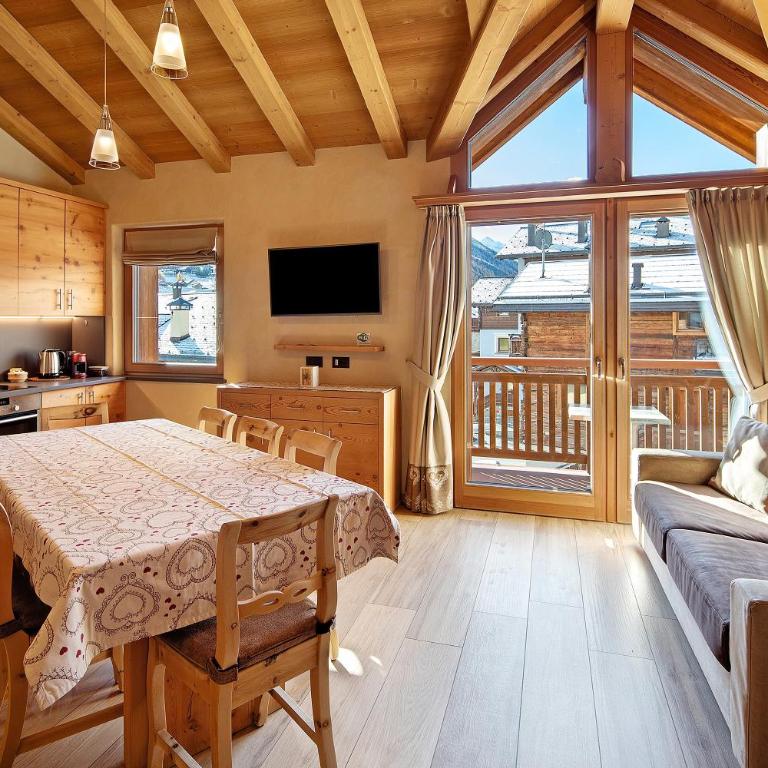 Livigno Wooden House - Three-Bedroom Premium Apartment with Balcony - 3