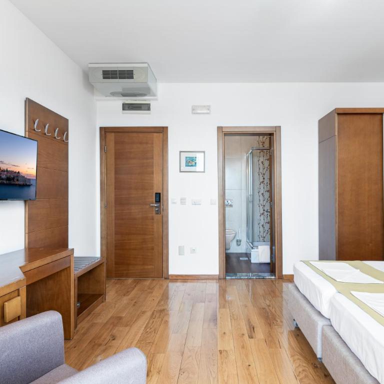 Hotel Petrovac - Double Room with Balcony and Sea View - 3