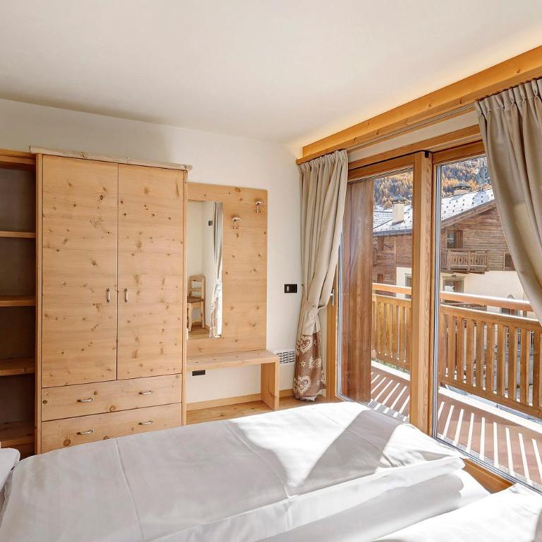 Livigno Wooden House - Two-Bedroom Deluxe Apartment with Garden View - 9