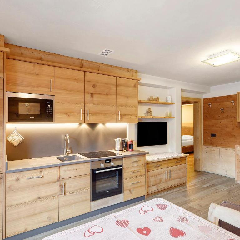 Livigno Wooden House - Two-Bedroom Deluxe Apartment with Garden View - 5