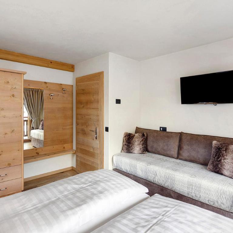 Livigno Wooden House - Two-Bedroom Deluxe Apartment with Garden View - 17