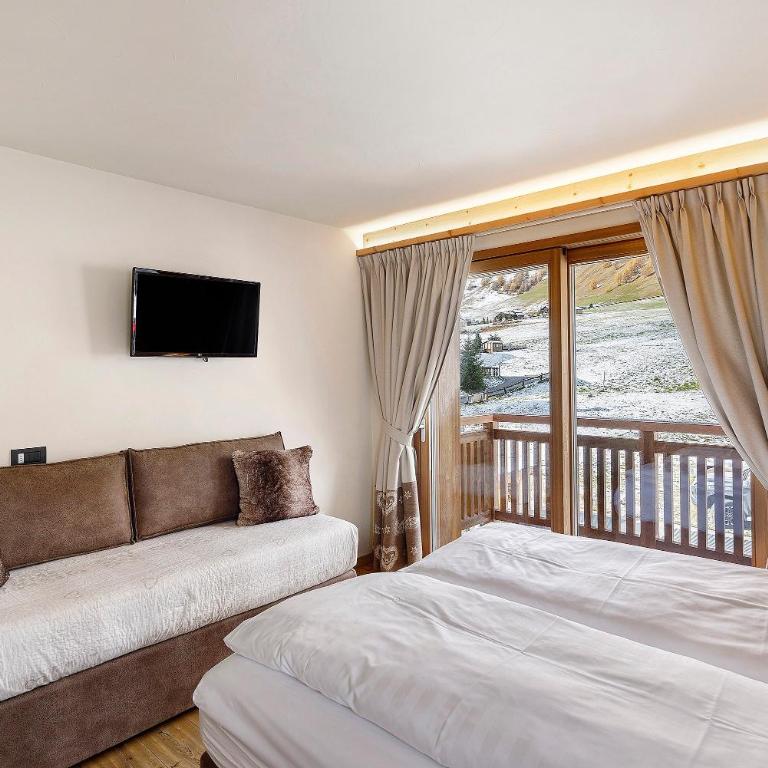 Livigno Wooden House - Two-Bedroom Deluxe Apartment with Garden View - 16