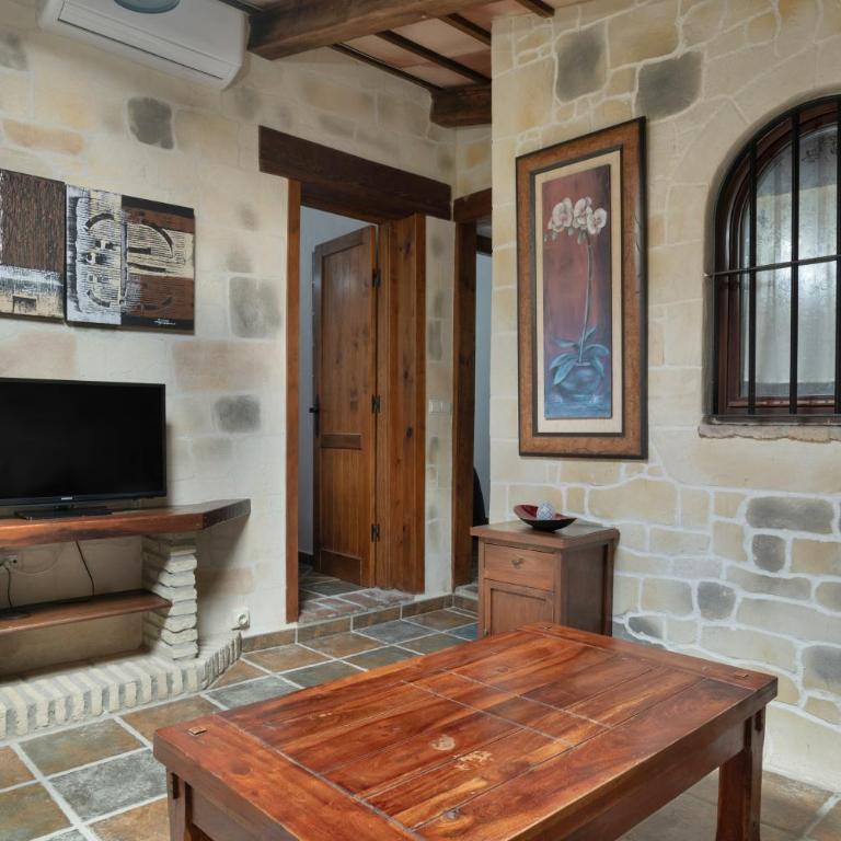 Apartamentos el Cortijo - Habitación Triple con vistas al jardín - 9