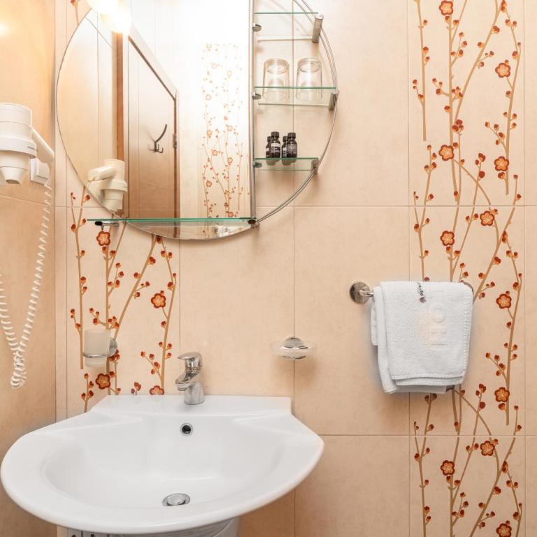 Hotel Petrovac - Double Room with Balcony and Sea View - 4