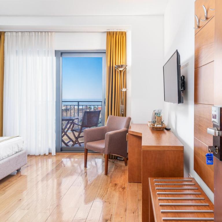 Hotel Petrovac - Double Room with Balcony and Sea View - 5