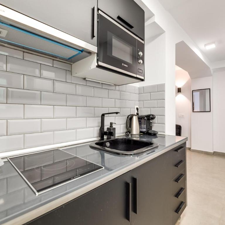 Parkview Apartments 2 - Superior One-Bedroom Apartment with Balcony - 4