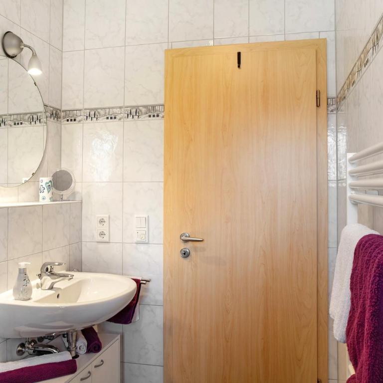 Ferienwohnung Regina - Premium Apartment mit 3 Schlafzimmern und Balkon - 24