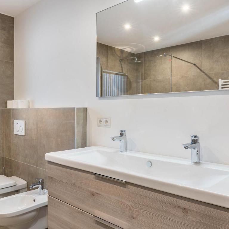 Aster Moments Apt Marie - Three-Bedroom Premium Apartment with Balcony - 18